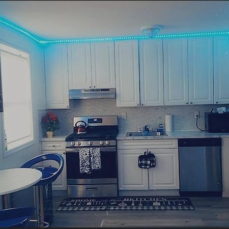 Townhouse Apartment In Oakland Gardens ニューヨーク エクステリア 写真