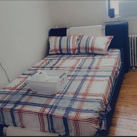 Townhouse Apartment In Oakland Gardens ニューヨーク エクステリア 写真