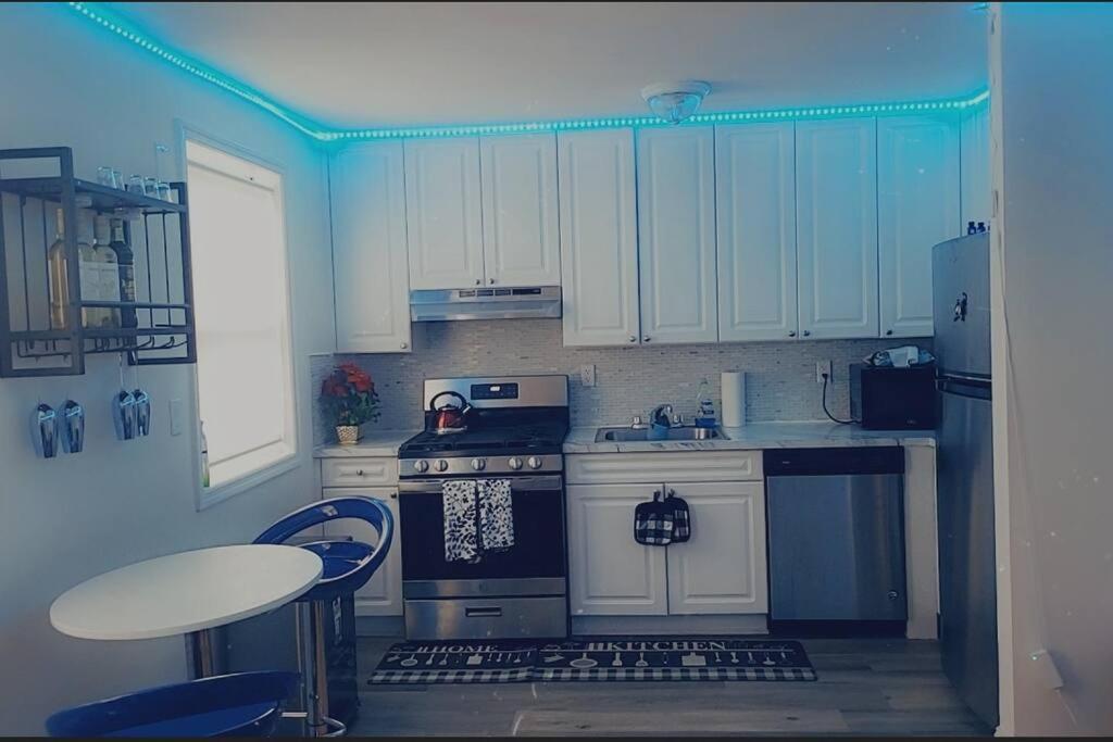 Townhouse Apartment In Oakland Gardens ニューヨーク エクステリア 写真
